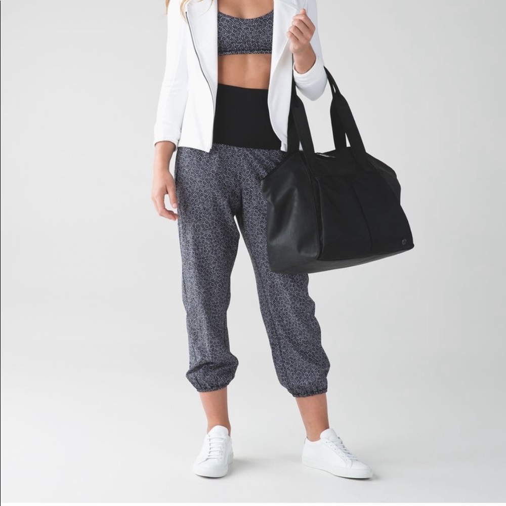🍋 HP! 🍋 Lululemon Om Pant size 4 Freckle Flower Black White